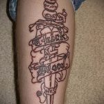 A kész tőr és a rózsatetoválás egyedülálló példája - a rajz alkalmas tőr, rózsa és koponya tetováláshoz