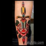 A tőr és a rózsatetoválás remek példája - a rajz alkalmas tőr és fehér rózsa tetováláshoz