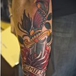 A kész tőr és a rózsatetoválás remek példája - a rajz alkalmas tőr és fehér rózsa tetováláshoz