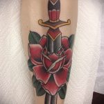 A tőr és a rózsa kivitelezett tetoválásának egyedi változata - a rajz alkalmas egy tőr és egy skarlát rózsa tetoválására