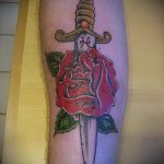 Érdekes példa a meglévő tőr és rózsa tetoválásra - a rajz alkalmas tőr és skarlát rózsa tetováláshoz