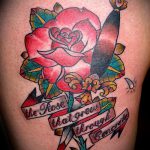 A kész tőr és a rózsatetoválás klassz változata - a rajz alkalmas tőr és fehér rózsa tetováláshoz