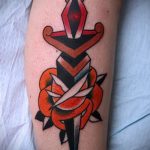 Eredeti példa tőről és rózsatetoválásról - a rajz alkalmas tőr és skarlát rózsás tetováláshoz