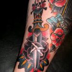 A tőr és a rózsa kivitelezett tetoválásának egyedi változata - a rajz alkalmas egy tőr és egy fehér rózsa tetoválására