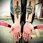 Érdekes példa a tőr és a rózsa meglévő tetoválására - a rajz alkalmas tőr, rózsa és koponya tetoválására