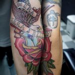 A meglévő tőr és rózsa tetoválás remek példája - a rajz alkalmas tőr és fehér rózsa tetováláshoz