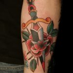 A tőr és a rózsa kivitelezett tetoválásának érdekes változata - a rajz alkalmas tőr és skarlát rózsa tetoválására