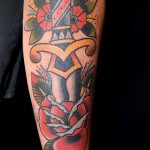 A kész tőr és rózsa tetoválás egyedi változata - a rajz alkalmas tőr és fehér rózsa tetováláshoz