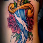 Érdekes példa egy meglévő tőr és rózsa tetoválásra - a rajz alkalmas tőr és skarlát rózsa tetováláshoz