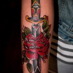 A tetovált tőr és a rózsa tesztpéldája - a rajz alkalmas tőr és fehér rózsa tetoválására