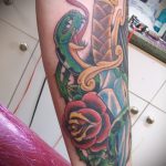 A tetovált tőr és rózsa klassz változata - a rajz alkalmas tőr, rózsa és koponya tetoválására