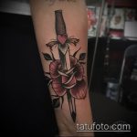 A kész tőr és a rózsatetoválás tesztpéldája - a rajz alkalmas tőr és fehér rózsa tetoválására