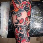 A tőr és a rózsa kivitelezett tetoválásának egyedi változata - a rajz alkalmas egy tőr és egy fehér rózsa tetoválására