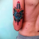 Érdekes példa a kész tőr és rózsa tetoválására - a rajz alkalmas tőr, rózsa és koponya tetoválására