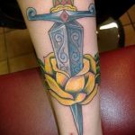 A tőr és a rózsa kivitelezett tetoválásának érdekes változata - a rajz alkalmas egy tőr és egy fehér rózsa tetoválására