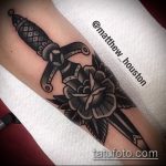 Az alkalmazott tetoválás tőr és rózsa egyedi változata - a rajz alkalmas tőr és fehér rózsa tetováláshoz