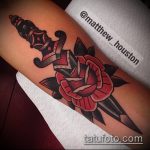 A kész tőr és rózsa tetoválás klassz változata - a rajz alkalmas tőr és fehér rózsa tetováláshoz