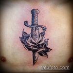 A tőr és a rózsa tetoválásának klassz változata - a rajz alkalmas tőr, rózsa és koponya tetoválására