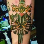 A tetovált tőr és rózsa hűvös változata - a rajz alkalmas tőr és skarlát rózsa tetováláshoz