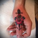 Eredeti példa a tőr és a rózsa meglévő tetoválására - a rajz alkalmas tőr, rózsa és koponya tetoválására