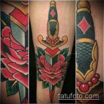 Érdekes példa a tőr és a rózsatetoválás készítésére - a rajz alkalmas tőr, rózsa és koponya tetoválására