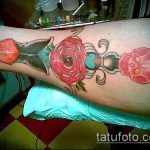 A tőr és a rózsatetoválás remek példája - a rajz alkalmas tőr és fehér rózsa tetováláshoz