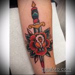 A tetovált tőr és a rózsa érvényes változata - a rajz alkalmas tőr és skarlát rózsa tetováláshoz