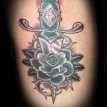 Eredeti példa a tőr és a rózsa meglévő tetoválására - a rajz alkalmas egy tőr és egy fehér rózsa tetoválására