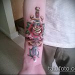 A tetovált tőr és a rózsa hűvös változata - a rajz alkalmas egy tőr és egy fehér rózsa tetoválására