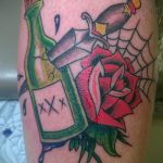 A kész tőr és a rózsatetoválás remek példája - a rajz alkalmas tőr és fehér rózsa tetováláshoz