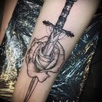 Egy meglévő tőr és rózsa tetoválás egyedi változata - a rajz alkalmas tőr, valamint rózsa és koponya tetováláshoz