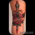Eredeti példa egy tőrre és egy rózsatetoválásra - a rajz alkalmas tőr és skarlát rózsás tetováláshoz