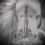 A tőr és a rózsa kész tetoválásának tesztpéldája - a rajz alkalmas tőr és fehér rózsa tetoválására