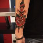 A meglévő tőr és rózsa tetoválás érdekes változata - a rajz alkalmas tőr, rózsa és koponya tetováláshoz