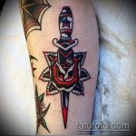 A kész tőr és a rózsatetoválás klassz változata - a rajz alkalmas tőr és skarlát rózsás tetováláshoz