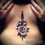 A meglévő tőr és rózsa tetoválás remek példája - a rajz alkalmas tőr és fehér rózsa tetováláshoz