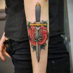 Érdekes példa a tetovált tőrre és a rózsára - a rajz alkalmas tőr, rózsa és koponya tetoválására