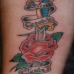 A meglévő tőr és rózsa tetoválás érvényes példája - a rajz alkalmas tőr és fehér rózsa tetováláshoz