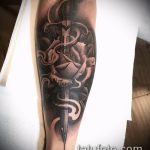 A tőr és a rózsa kész tetoválásának egyedi változata - a rajz alkalmas egy tőr és egy fehér rózsa tetoválására