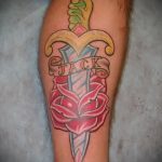 Eredeti példa a tetovált tőrre és rózsára - a rajz alkalmas tőr, rózsa és koponya tetoválására