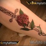 A tőr és a rózsa tetoválásának klassz példája - a rajz alkalmas egy tőr és egy fehér rózsa tetoválására