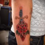 Eredeti példa a tőr és a rózsatetoválás készítésére - a rajz alkalmas tőr, rózsa és koponya tetoválására