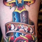 Egy meglévő tőr és rózsa tetoválás egyedi változata - a rajz alkalmas tőr és skarlát rózsa tetováláshoz