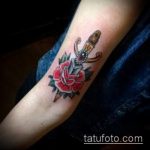 Érdekes példa a tőr és a rózsatetoválás készítésére - a rajz alkalmas tőr, rózsa és koponya tetoválására