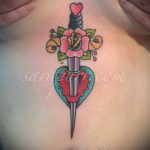 A kész tőr és a rózsatetoválás klassz változata - a rajz alkalmas tőr és skarlát rózsás tetováláshoz