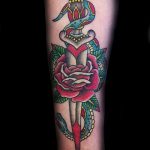 A meglévő tőr és rózsa tetoválás érdekes változata - a rajz alkalmas tőr, rózsa és koponya tetováláshoz