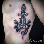 A tőr és a rózsatetoválás remek példája - a rajz alkalmas tőr és fehér rózsa tetováláshoz