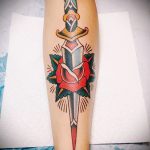 A tőr és a rózsa tetoválásának klassz változata - a rajz alkalmas tőr, rózsa és koponya tetoválására