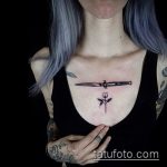 A tőr és a rózsatetoválás egyedi példája - a rajz alkalmas tőr és fehér rózsa tetováláshoz