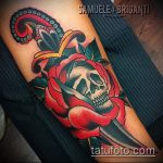 A meglévő tőr és rózsa tetoválás klassz változata - a rajz alkalmas tőr és skarlát rózsa tetováláshoz